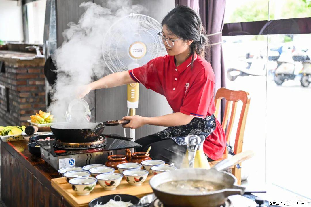 全网追的“扁担女孩”，找了一份暑假工，时薪12元 - 三亚生活资讯 - 三亚28生活网 sanya.28life.net